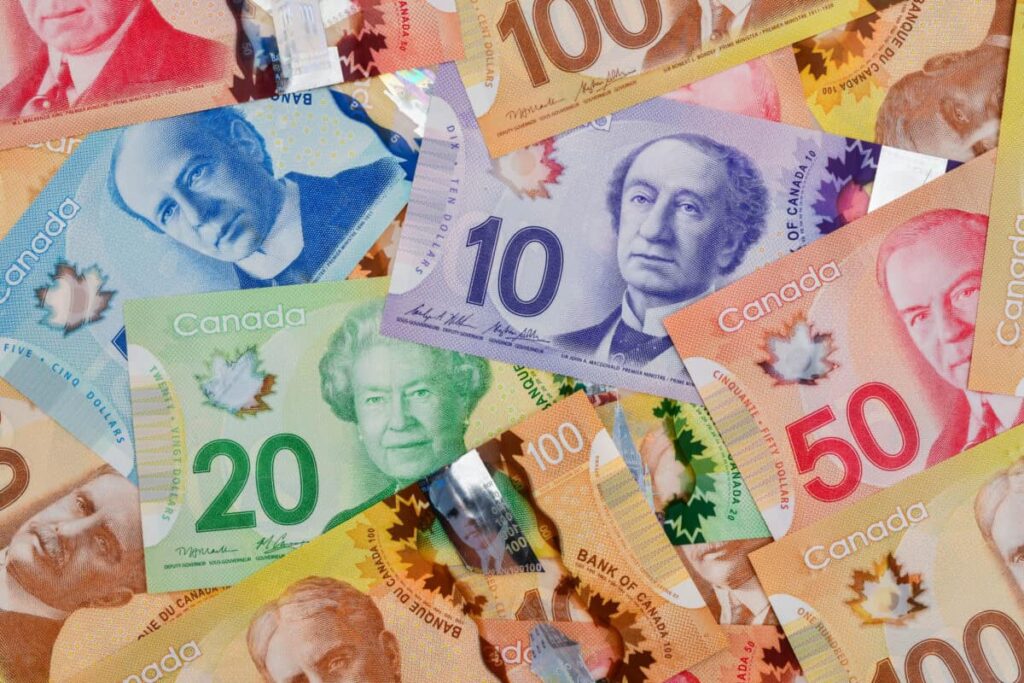 This TFSA Setup Worth $96,000 Could Generate $500 Per Month Pile of Canadian dollar bills in various denominations